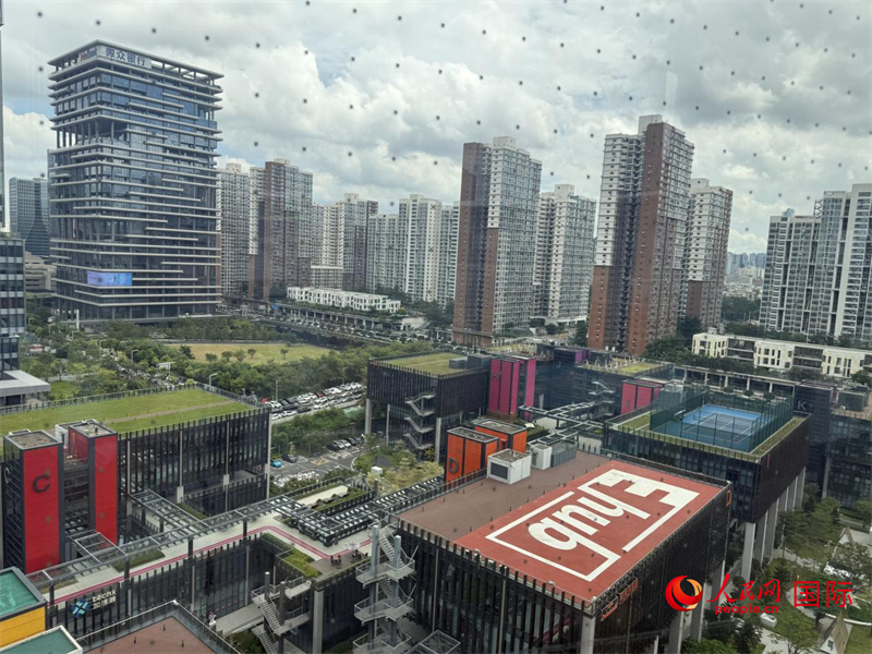 前海梦工厂园区建筑楼顶的绿色。 人民网 徐靖雯摄