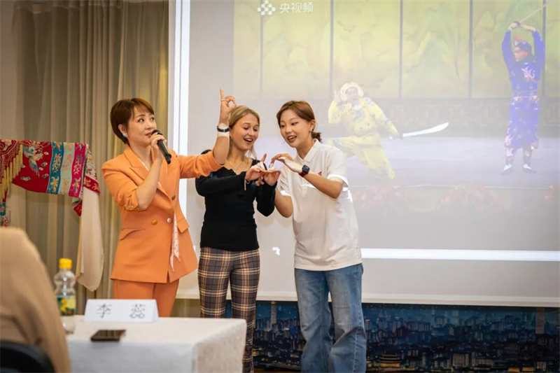 中国戏曲学院京昆系副教授李艳艳做示范讲解。中国戏曲学院供图