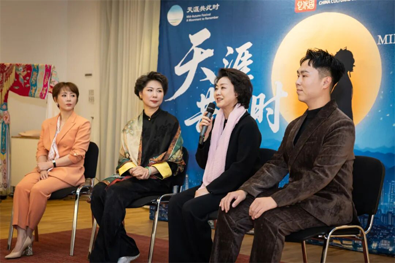 中国戏曲学院特聘教授、著名京剧表演艺术家李胜素（右二）等与观众互动。中国戏曲学院供图