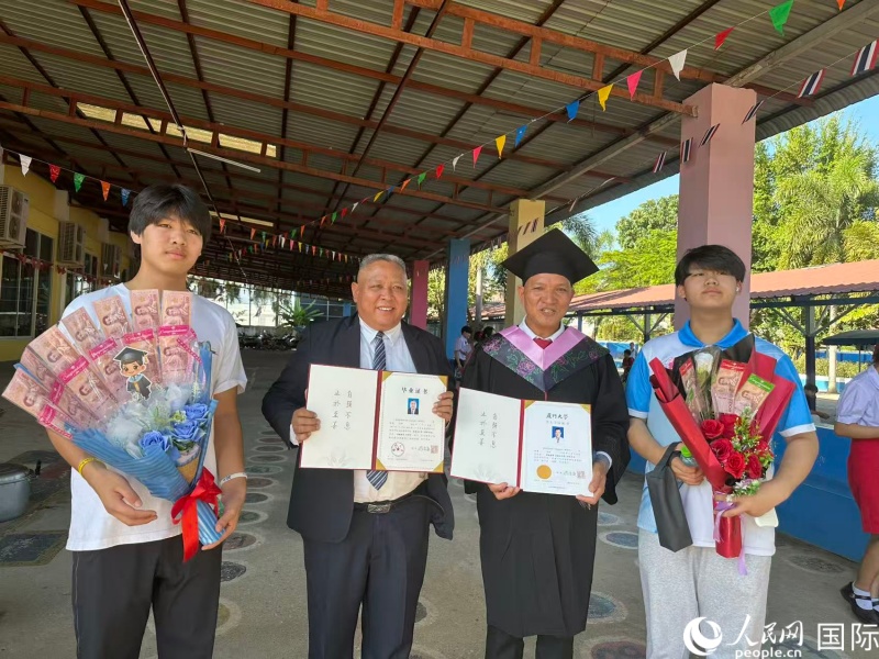 获得厦门大学毕业证书的泰国本土教师。人民网记者 孙广勇摄