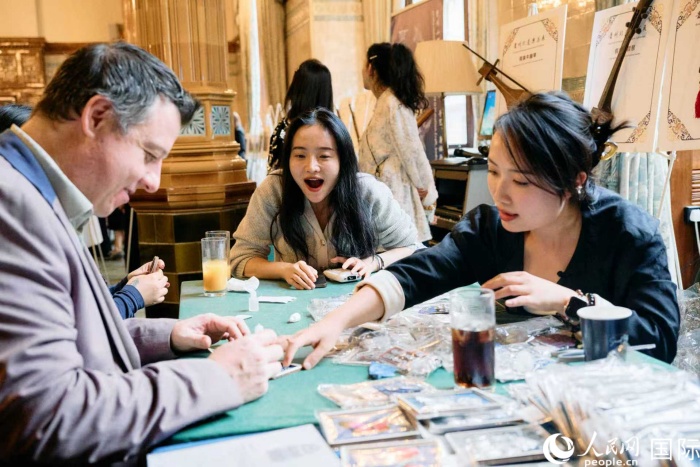 英国嘉宾对贵州非遗手作兴趣浓厚。杨浩鹏摄