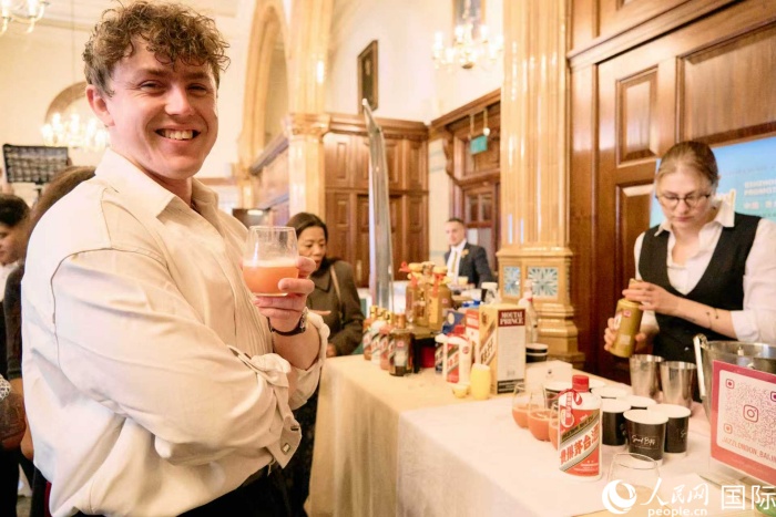贵州茅台版特调鸡尾酒受到英国嘉宾好评。杨浩鹏摄