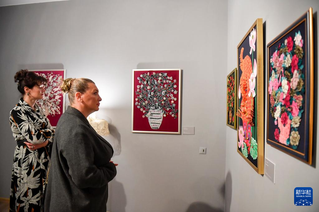 9月30日，在俄罗斯莫斯科电影制片厂画廊，观众在“命运之织”艺术展上参观。新华社发（亚历山大摄）