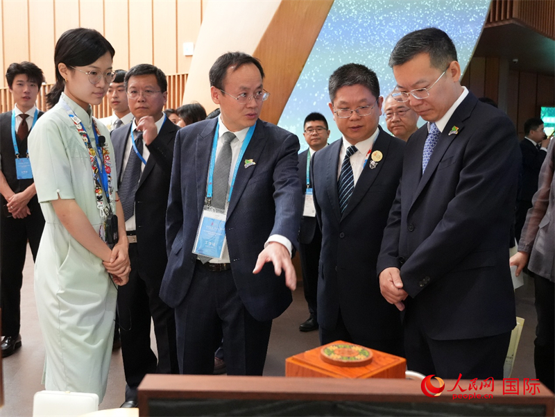 与会嘉宾参观内蒙古展台。人民网 许可摄