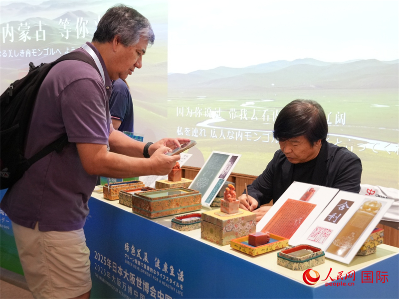 观众近距离欣赏内蒙古非遗艺术作品。人民网 许可摄