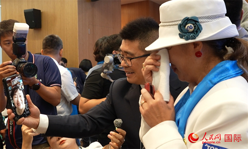 日方嘉宾永野光（右）与好友现场连线，激动落泪。人民网 许可摄