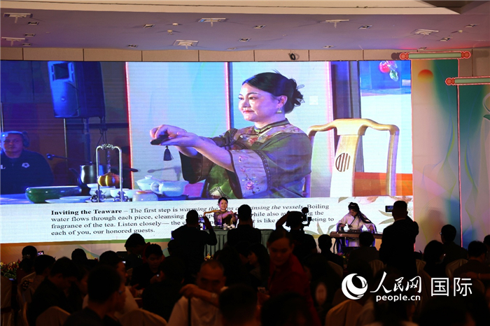来自福建漳州的茶艺师身着汉服，展示精湛的茶艺。人民网记者 樊帆摄