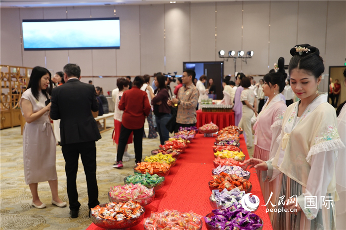 活动通过展览、茶艺展示、非遗体验、文旅推介等形式，向世界传播中国茶文化。人民网记者 樊帆摄