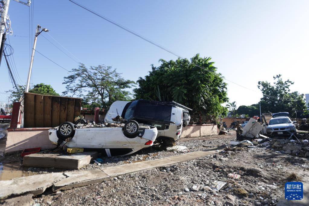 10月12日，在墨西哥韦拉克鲁斯州波萨里卡，被洪水冲毁的车辆叠落在路边。 新华社发（弗朗西斯科·卡涅多摄）