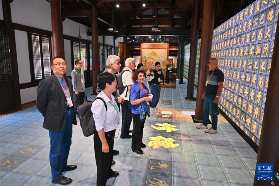 10月19日，中外学者与嘉宾在福建省南平市建阳区寒泉精舍参观考察。新华社记者 姜克红 摄