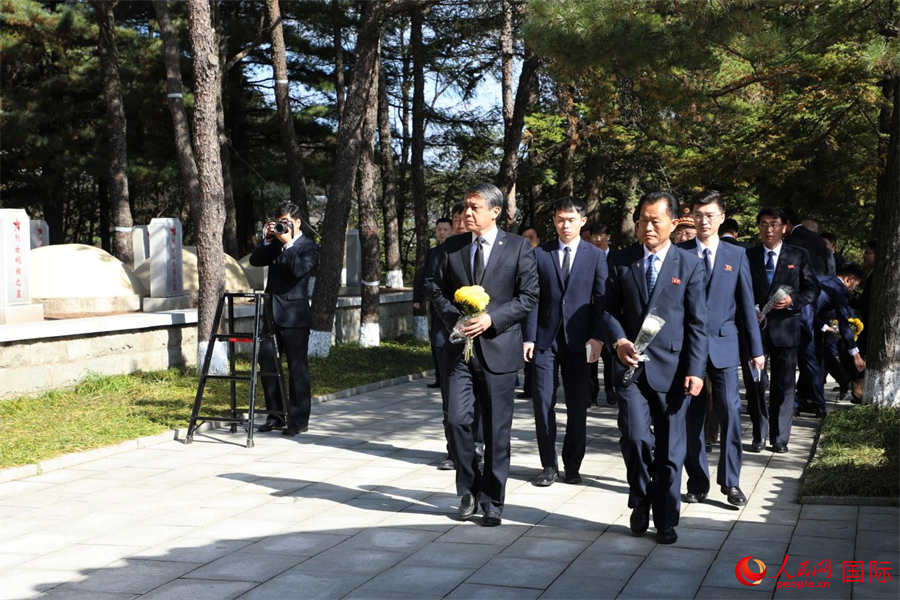 中朝双方人员向志愿军战士铜像敬献花篮、默哀致敬，并向包括毛岸英烈士在内长眠在陵园的134位志愿军英烈祭酒献花，寄托哀思。人民网记者 刘融摄