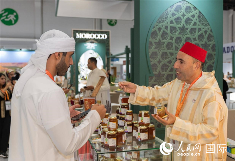嘉宾品尝摩洛哥蜂蜜。人民网 塔里克·易卜拉辛摄