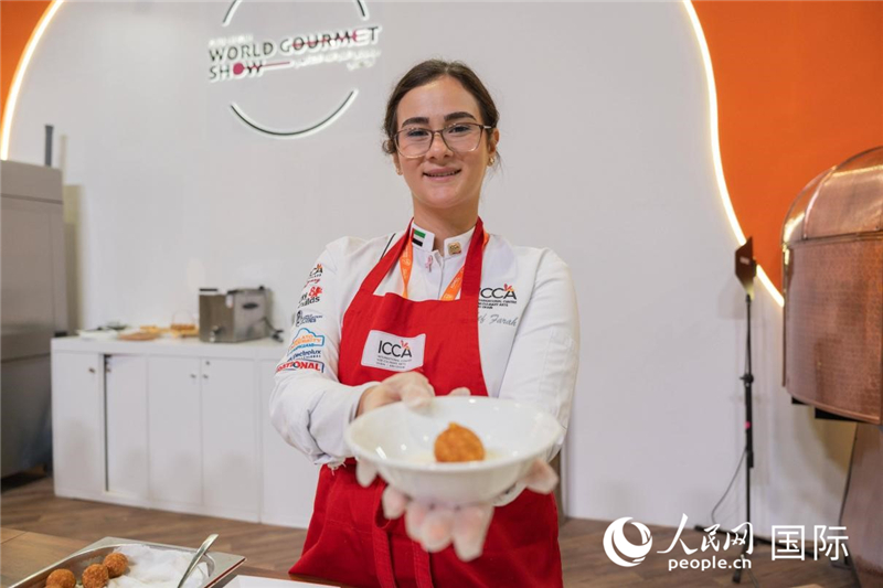 一名厨师展示现做肉丸。人民网 塔里克·易卜拉辛摄