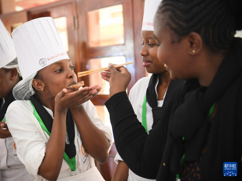 10月30日，在肯尼亚首都内罗毕举行的2025世界中餐非洲大赛上，参赛选手和朋友品尝出炉的菜品。新华社记者 李亚辉 摄