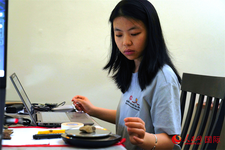 中方队员彭胜蓝对2025年调查石制品进行测量统计。人民网记者 黄炜鑫摄