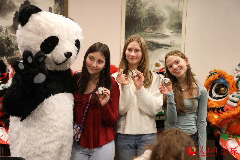 3、参加活动的美国学生们表示沉浸式的文化体验让他们更好地了解和体会中国文化。 人民网记者 李志伟摄