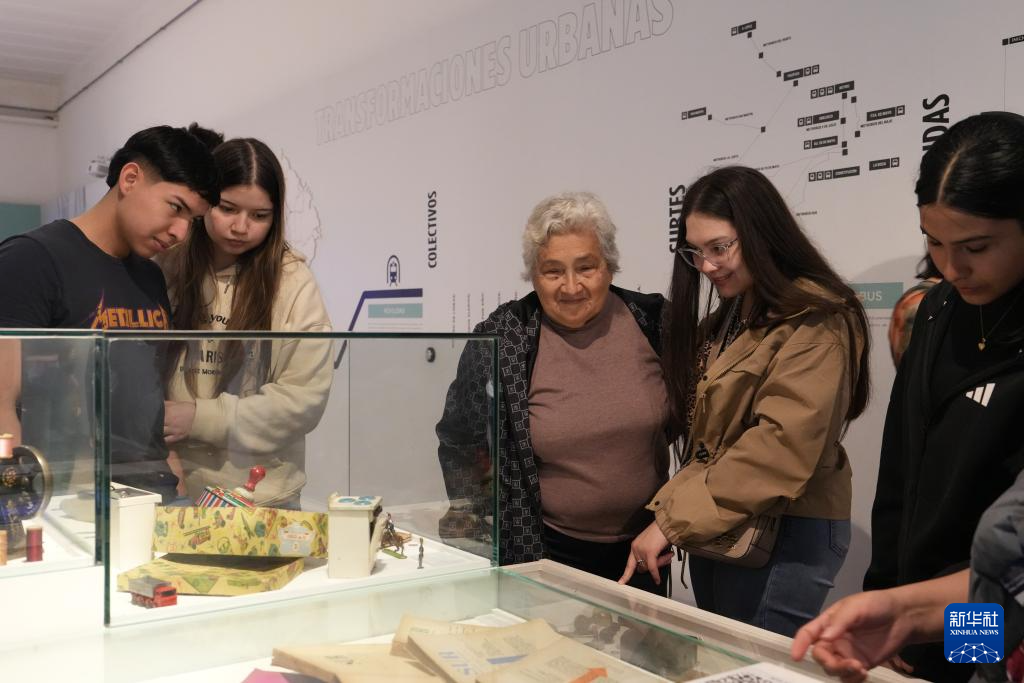 11月8日晚，人们在阿根廷布宜诺斯艾利斯博物馆内参观。新华社记者 张铎 摄