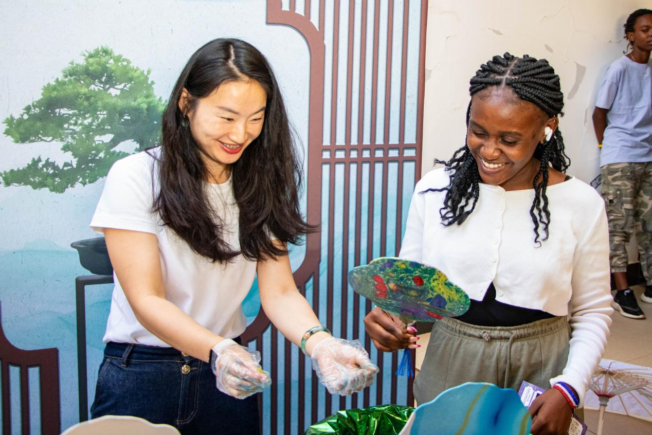 内罗毕大学学生在体验漆扇制作。内罗毕大学孔子学院供图