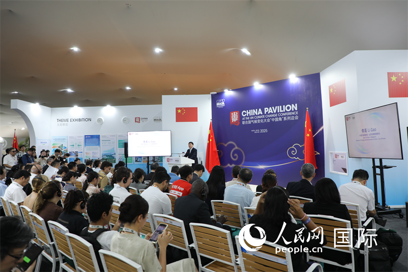 当地时间11月12日上午，中国代表团团长、生态环境部副部长李高在中国角“中国碳达峰碳中和之路”主题边会致辞。 人民网记者 陈一鸣摄