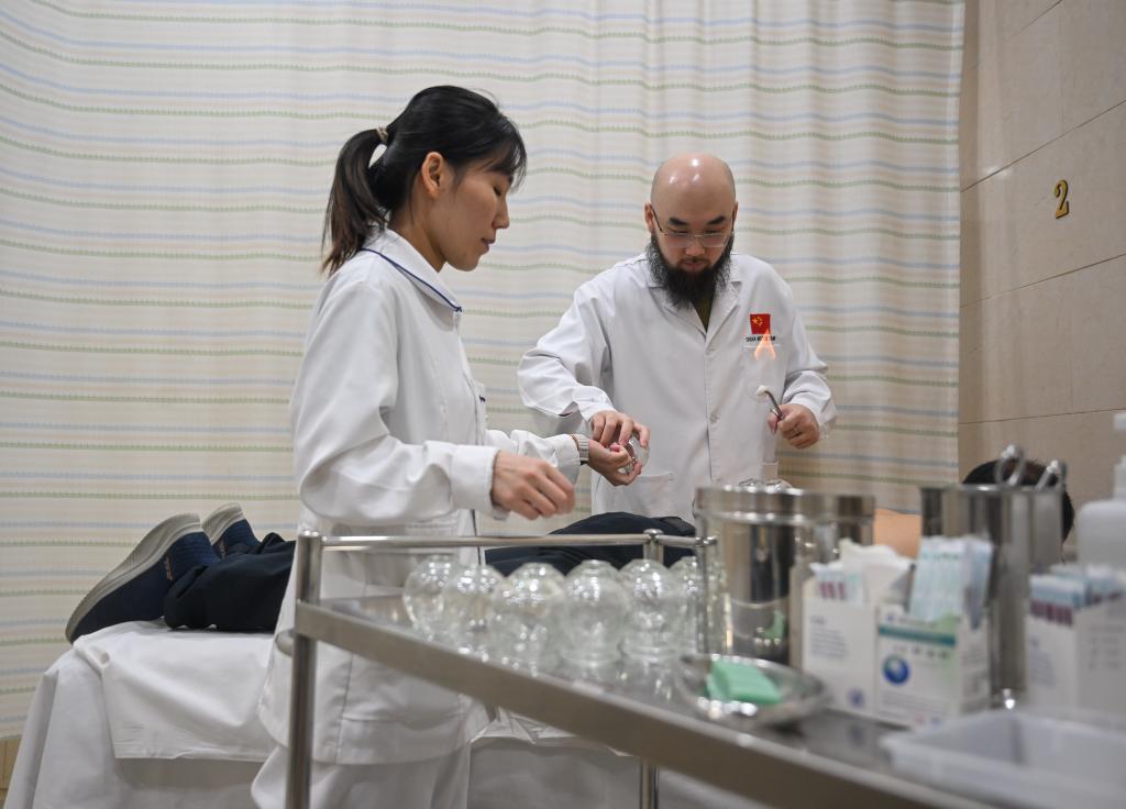 通讯丨从“醒脑开窍”到“再现笑容”——中医故事温润中科情谊