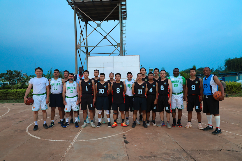 中国赴阿卜耶伊维和快反分队与联阿安全部队司令部举行篮球友谊赛