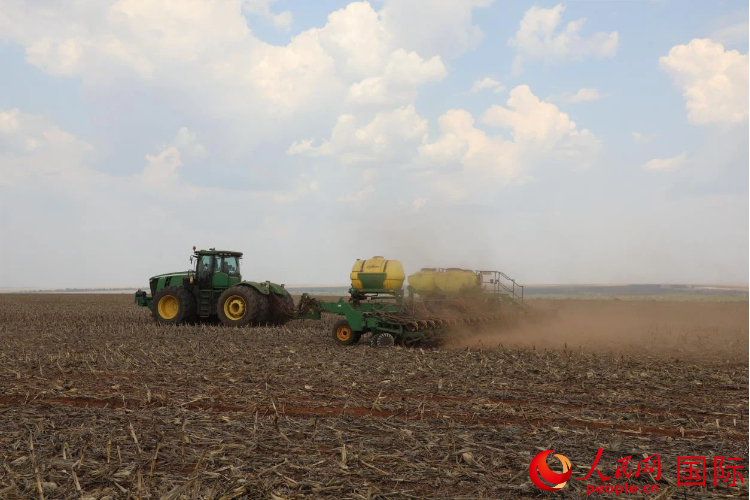 借助智能农机设备,JCN农场能够以更高效率、对环境更低影响的方式开展精量播种、精准施肥和定点防治等作业。人民网记者 陈一鸣摄
