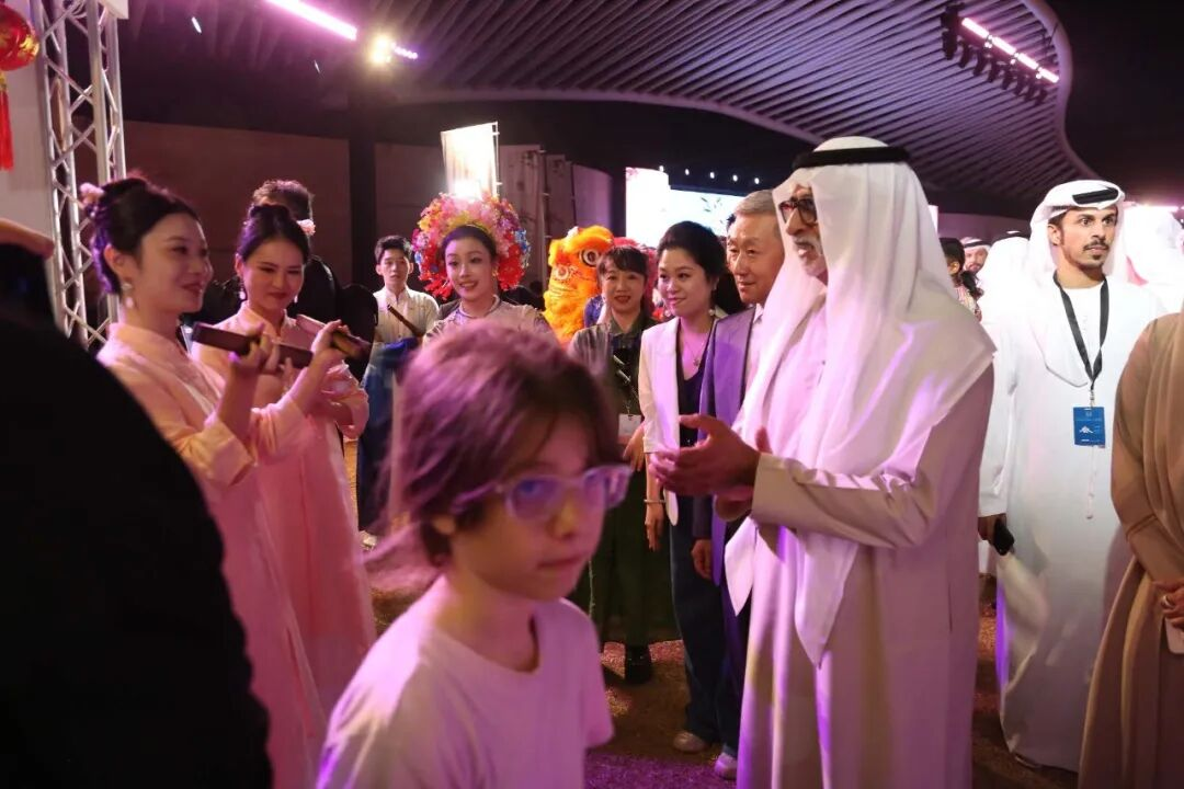 嘉宾与演员互动。中国驻阿联酋大使馆供图