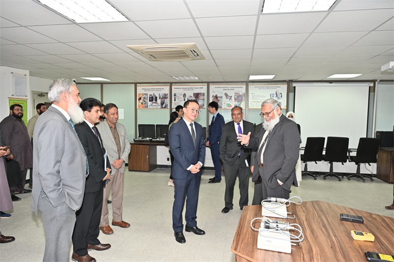 中巴两国官员在巴基斯坦工程与应用技术大学参观。中核集团中国中原对外工程有限公司樊思源摄