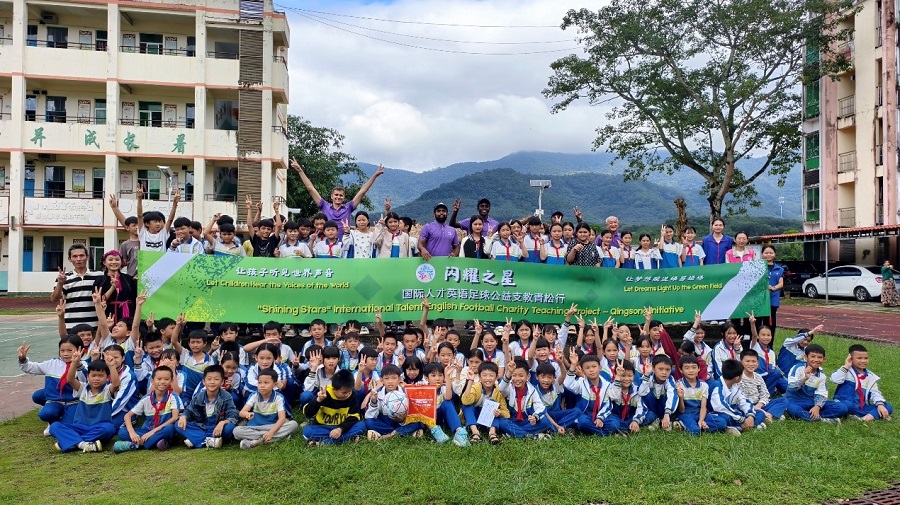 2025年10月，海口国际人才之家、海口国际人才志愿服务团前往海南省白沙黎族自治县青松乡开展乡村公益英语兴趣班和足球公益训练班。海口国际人才之家供图