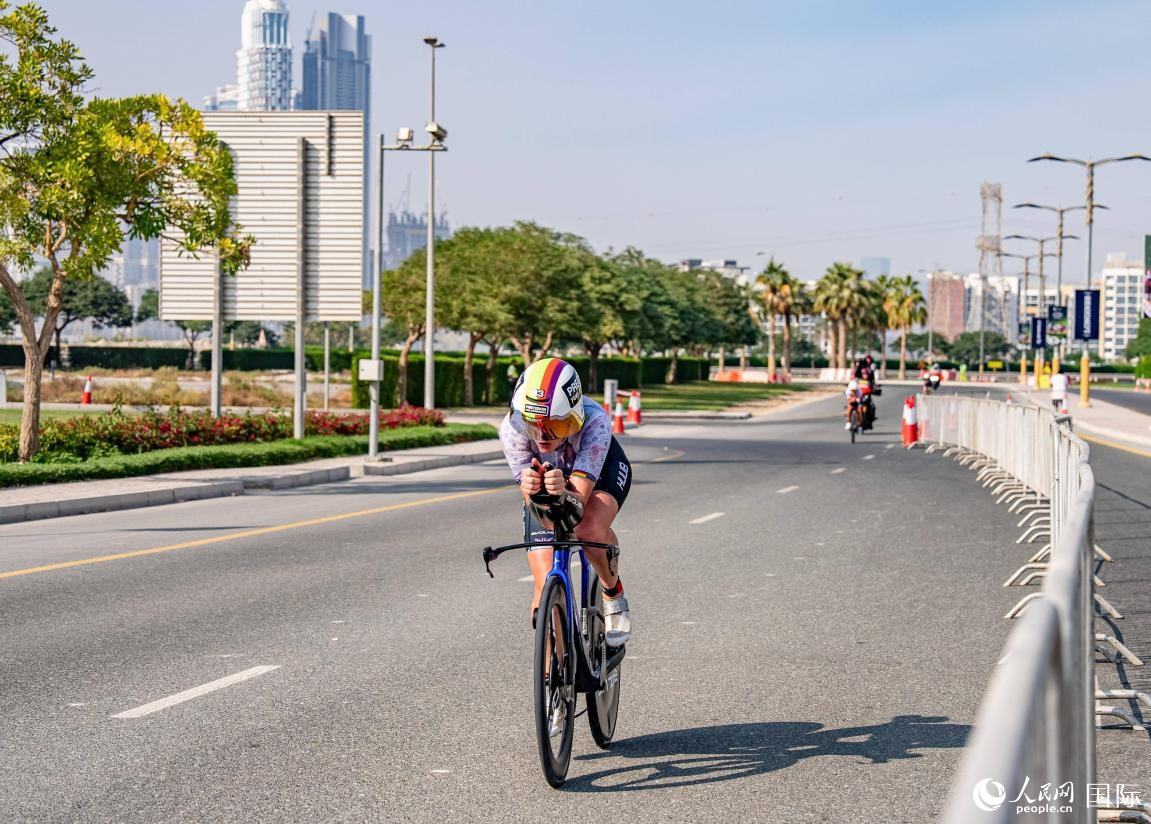 一名运动员在骑行中。人民网 塔里克·易卜拉欣摄