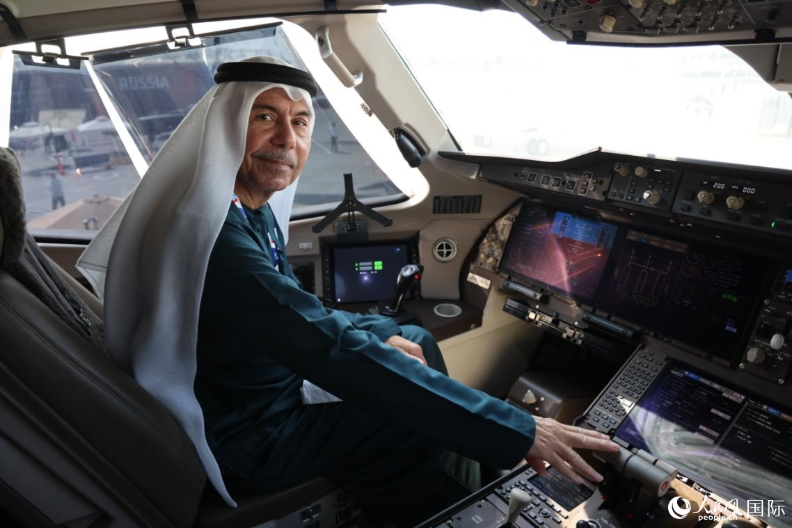 阿联酋航空人士体验C919驾驶舱。人民网记者 张志文摄