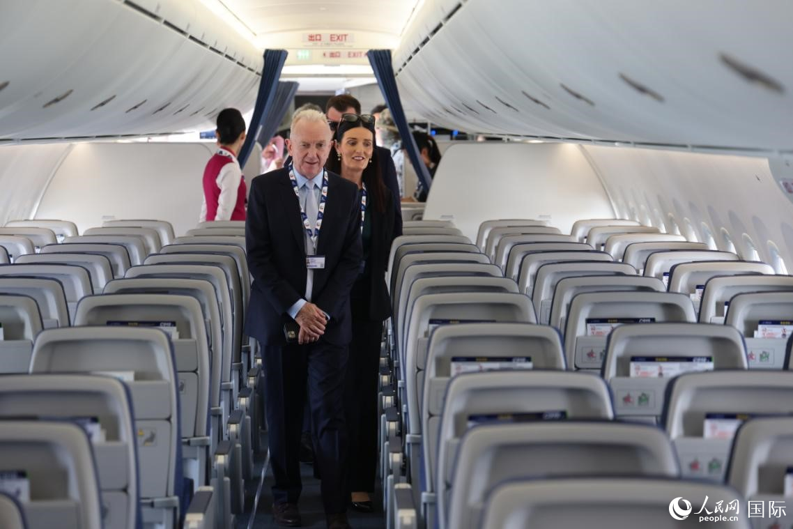 航展观众在南航C919客舱内参观。人民网记者 张志文摄