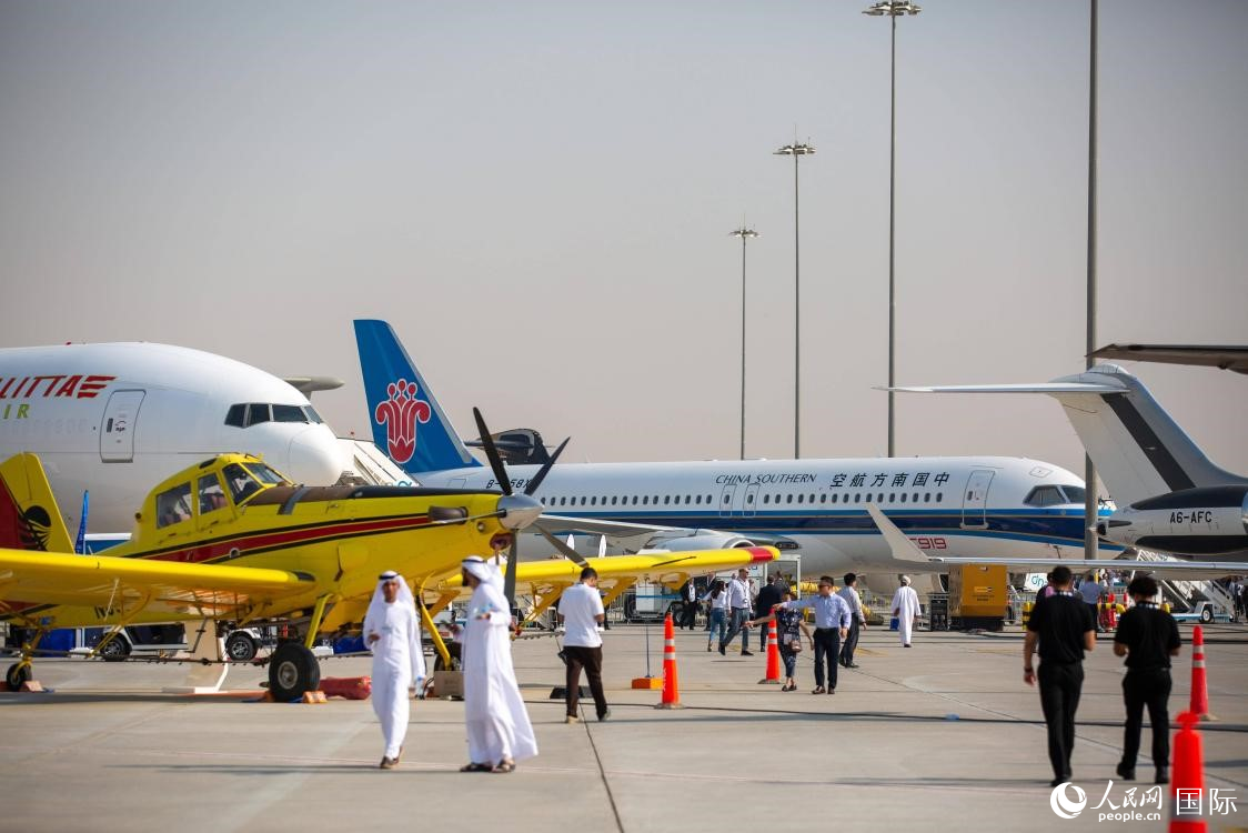 静态展示的飞机。人民网 塔里克·易卜拉欣摄