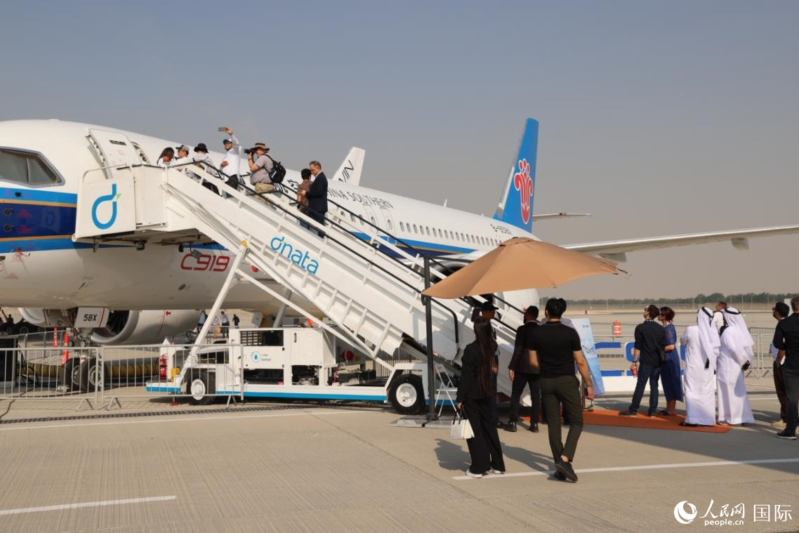 在航展静态展示区，等待参观C919的观众络绎不绝。人民网记者 张志文摄