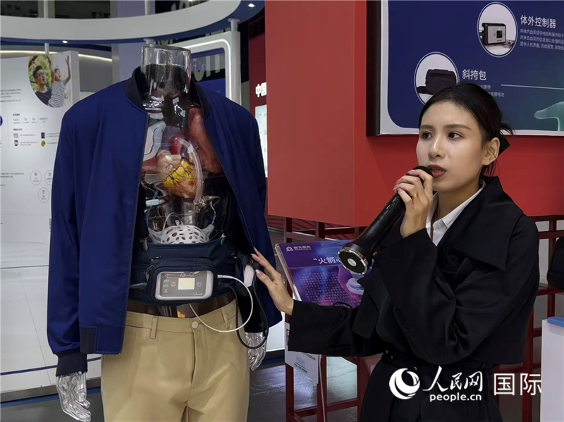 2025年11月19日，博鳌乐城“永不落幕”国际创新药械展内，讲解员正在介绍“火箭心”植入式左心室辅助系统。人民网 徐靖雯摄