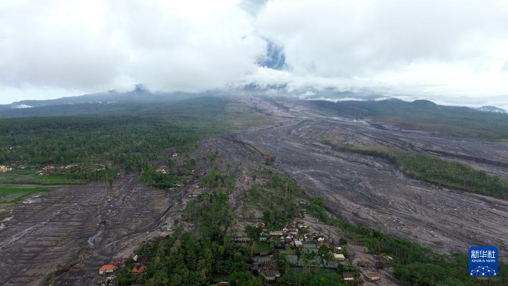 这是11月20日在印度尼西亚东爪哇省航拍的喷发后的塞梅鲁火山。新华社发（萨赫兰·库尔尼亚万摄）