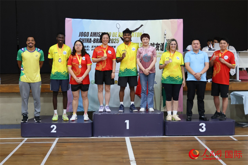 颁奖嘉宾为混双比赛的前三名颁发奖牌。实习生 侯天泽摄