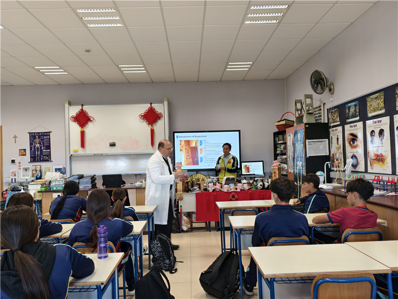 中国援马耳他医疗队为当地中学开展中医讲座