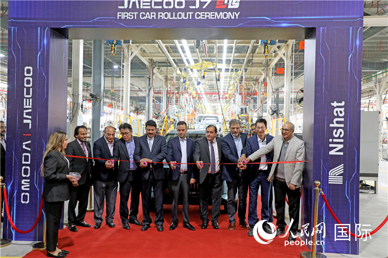 中巴两国企业代表在首车下线移交仪式上剪裁。人民网记者赵益普摄