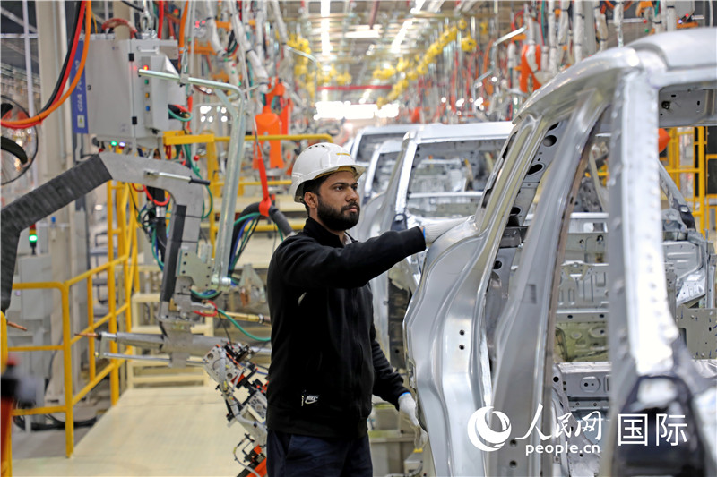 在奇瑞汽车的巴基斯坦生产工厂内，当地员工在流水线上进行例行检查。人民网记者赵益普摄 (2)