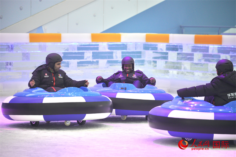 采风团成员在前海冰雪世界体验冰上碰碰车。人民网记者 许峥摄