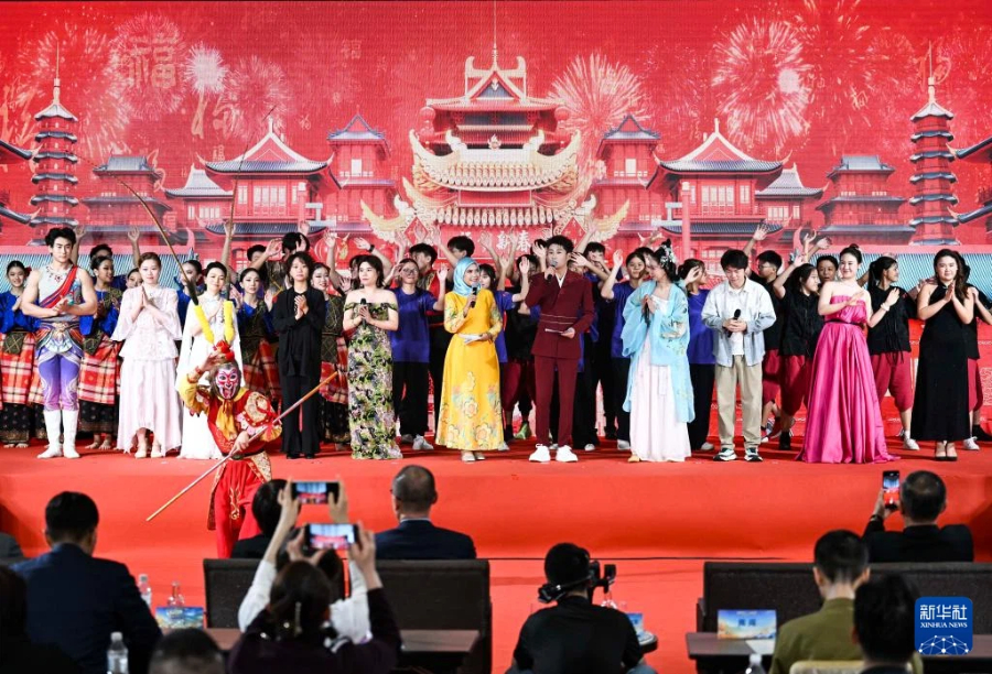 12月5日，在马来西亚行政首都布特拉加亚，表演者在活动后合影。新华社记者 程一恒 摄