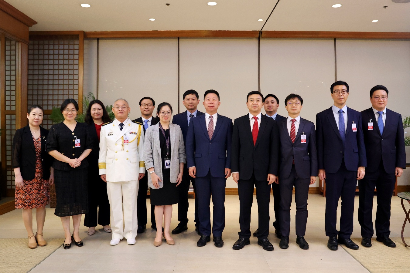 新任中国驻菲律宾大使井泉抵菲履新，菲外交部官员、中国使馆外交官在机场迎接。中国驻菲律宾使馆供图