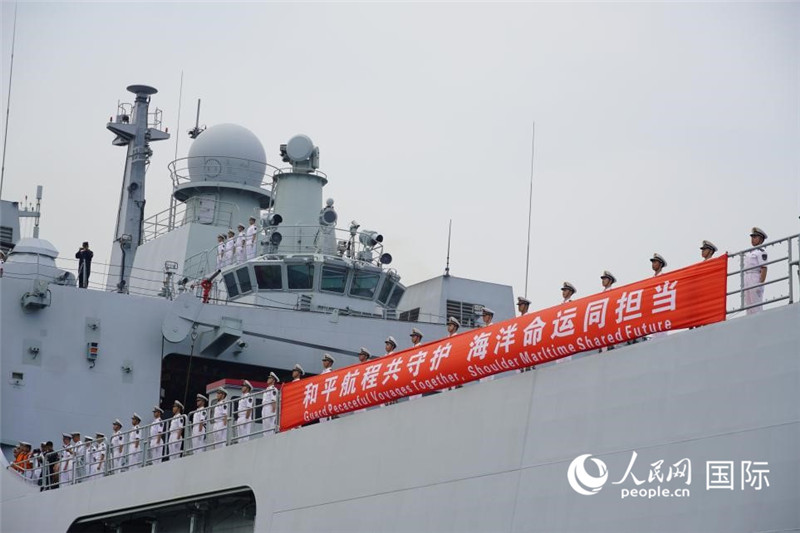 12月7日上午,中国海军989编队舰艇抵达印度尼西亚雅加达丹戎不碌港。人民网记者曹师韵摄