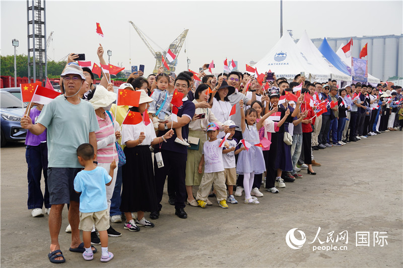 印尼当地华侨华人代表等在码头迎接中国海军989编队舰艇。人民网记者曹师韵摄