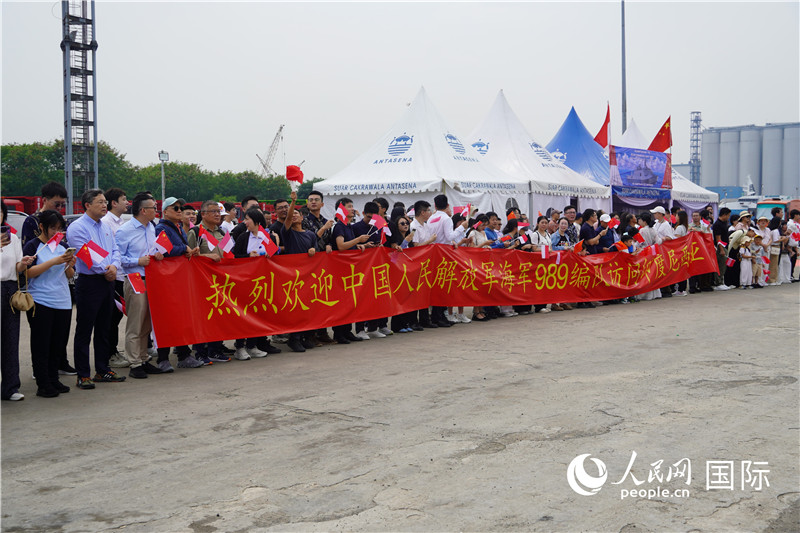 印尼当地华侨华人代表等在码头迎接中国海军989编队舰艇。人民网记者曹师韵摄
