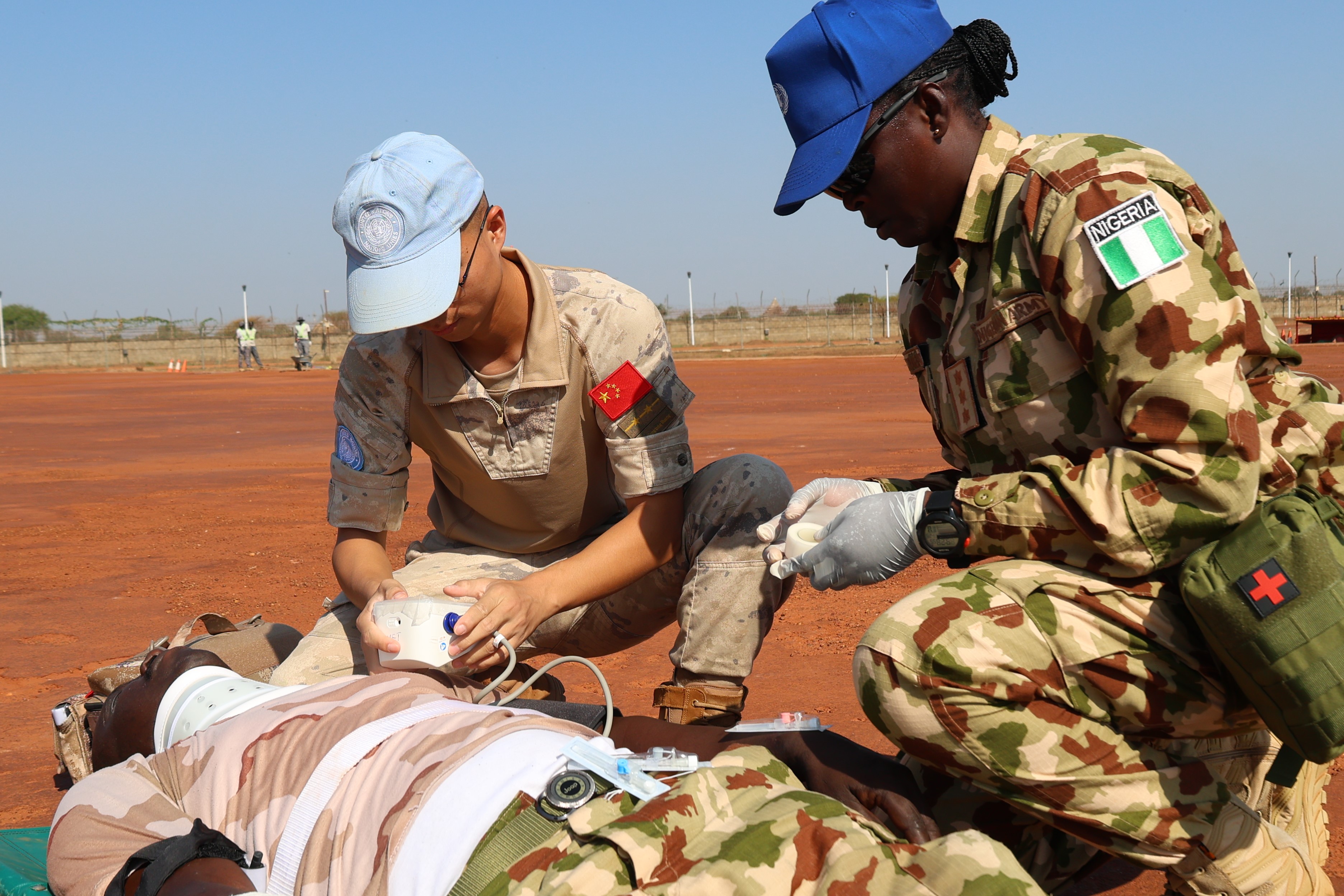 对伤员实施救治 韩瑞田摄