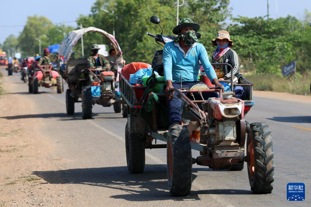 这是12月9日在柬埔寨暹粒省拍摄的逃离边境的居民。新华社/柬新社