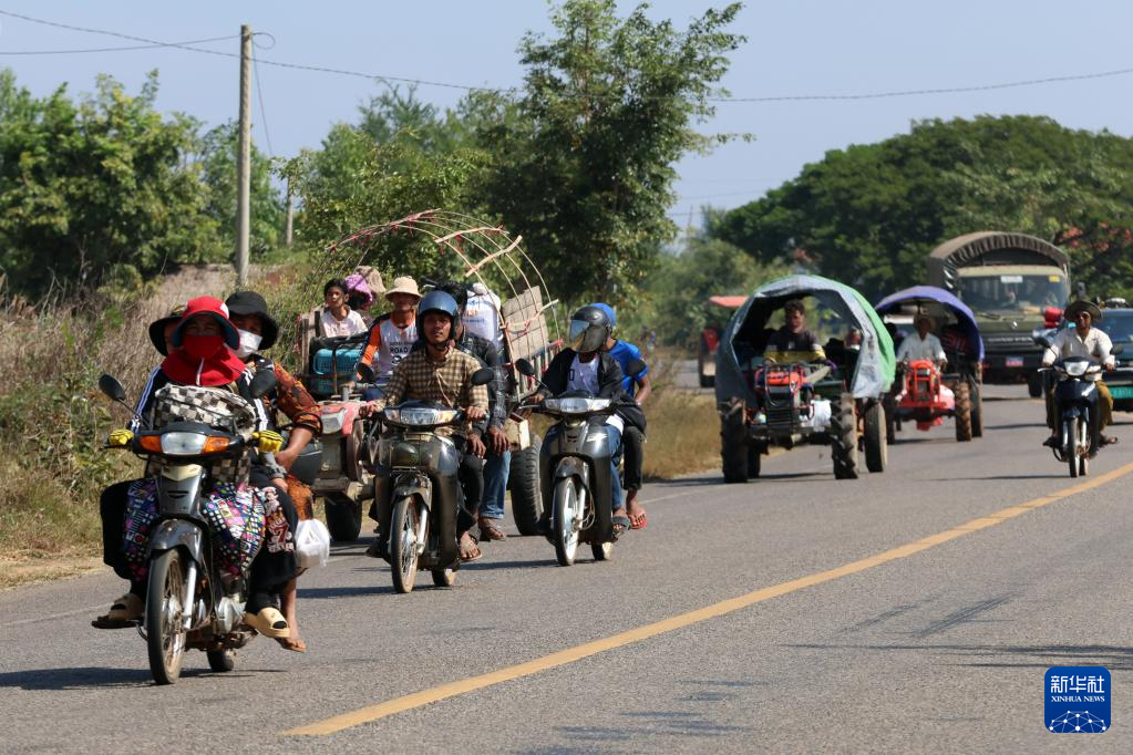 这是12月9日在柬埔寨暹粒省拍摄的逃离边境的居民。新华社/柬新社