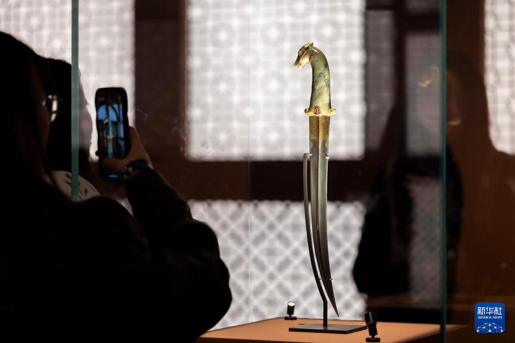 12月12日，受邀嘉宾在“图案的奇迹：卢浮宫印度、伊朗与奥斯曼的艺术杰作”展览上拍摄展品。新华社记者 王翔 摄